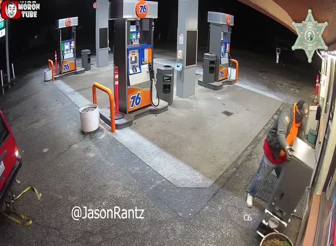 Video :Two criminals try to drive into an ATM in order to unlock it